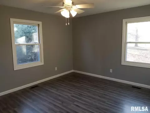 113 E Main St, Thayer, IL 62689 photo 17