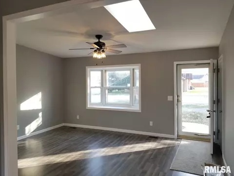 113 E Main St, Thayer, IL 62689 photo 11