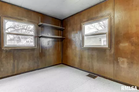 1021 W Iles Ave, Springfield, IL 62704 photo 9