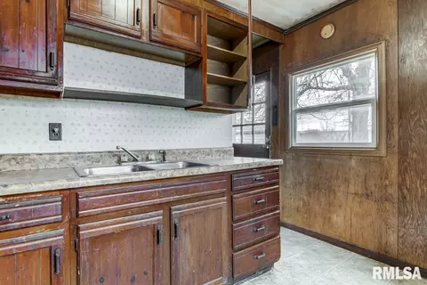 1021 W Iles Ave, Springfield, IL 62704 photo 4