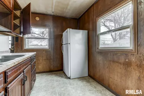 1021 W Iles Ave, Springfield, IL 62704 photo 6