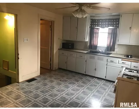 105 Elm St, Thayer, IL 62689 photo 2