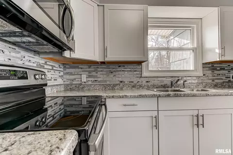 2500 Dover Dr, Springfield, IL 62703 photo 9
