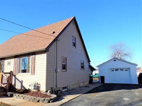 403 W Snyder St, Abingdon, IL 61410 photo 2