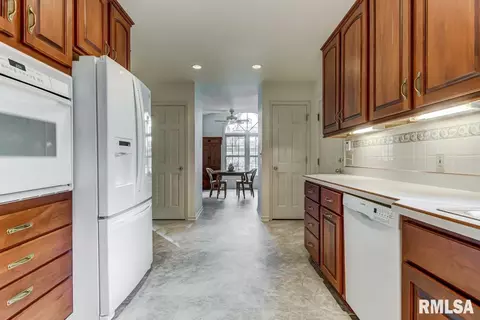 1829 Outer Park Dr, Springfield, IL 62704 photo 12