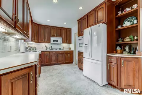 1829 Outer Park Dr, Springfield, IL 62704 photo 14
