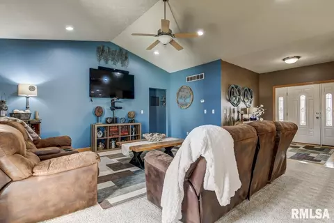 524 Willows Ave, Chatham, IL 62629 photo 6