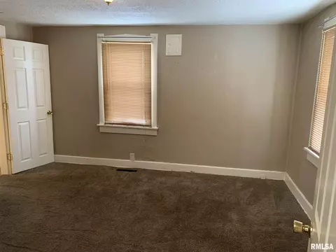 3237 S Douglas Ave, Springfield, IL 62704 photo 2
