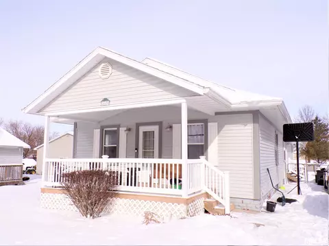 113 W B St, Alpha, IL 61413 photo 2