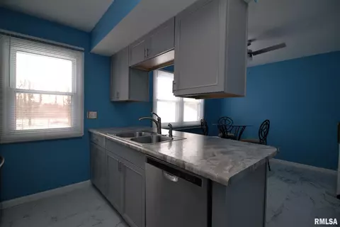 17 Coachlight Ct, Springfield, IL 62703 photo 9