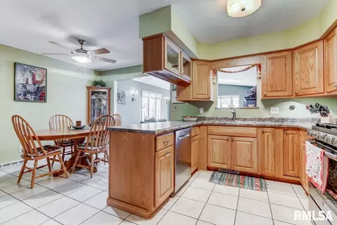 625 E Walnut St, Chatham, IL 62629 photo 7