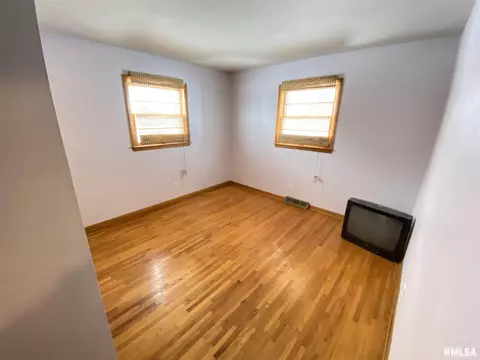 1006 E Crosby St, Elkhart, IL 62634 photo 9