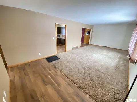 1006 E Crosby St, Elkhart, IL 62634 photo 2