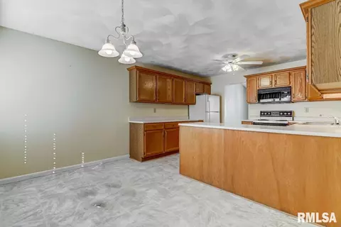 2529 Chapel Hill Rd, Springfield, IL 62702 photo 4
