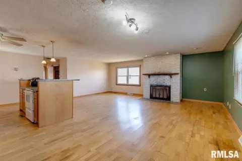 401 Armor Rd, Springfield, IL 62704 photo 2