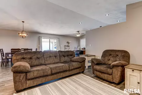3000 Twin Lakes Dr, Springfield, IL 62702 photo 5