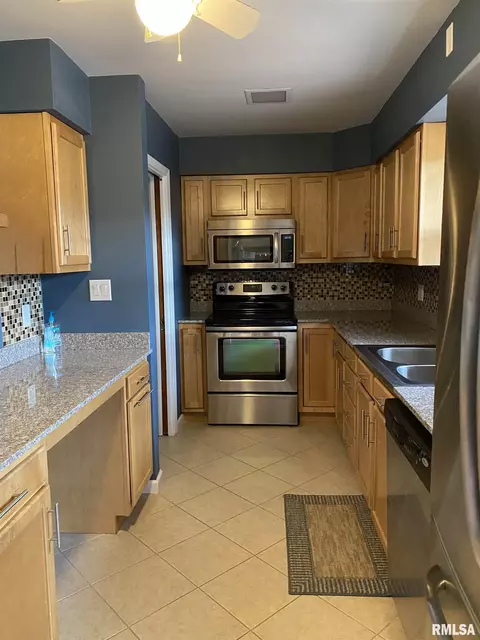 2132 Fairway Dr, Springfield, IL 62704 photo 2