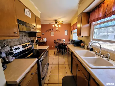 3527 Ivanhoe Dr, Springfield, IL 62703 photo 5