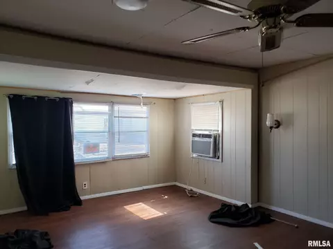 405 S Spring St, Mount Pulaski, IL 62548 photo 4
