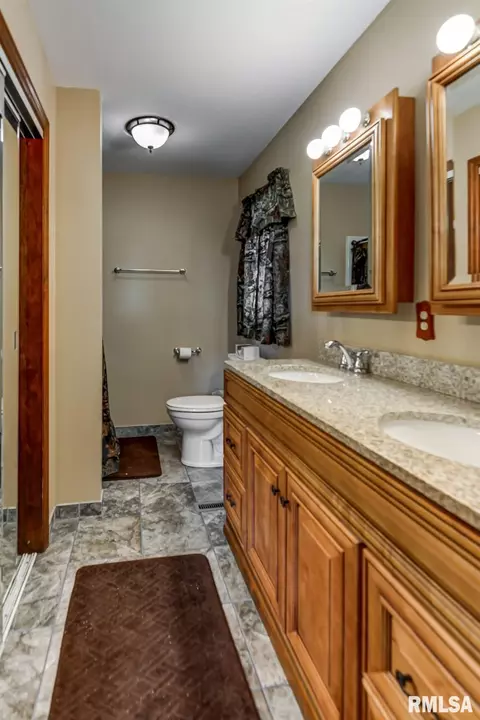 714 E Illinois St, Assumption, IL 62510 photo 17