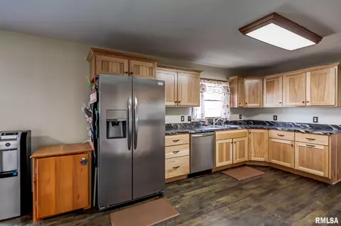 714 E Illinois St, Assumption, IL 62510 photo 12