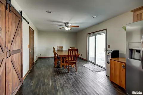 714 E Illinois St, Assumption, IL 62510 photo 8