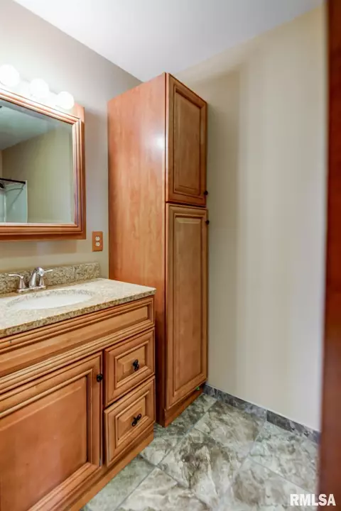 714 E Illinois St, Assumption, IL 62510 photo 23