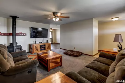 714 E Illinois St, Assumption, IL 62510 photo 4