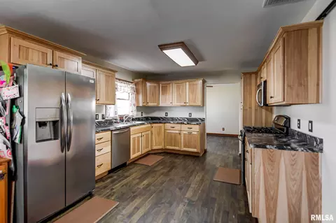 714 E Illinois St, Assumption, IL 62510 photo 9