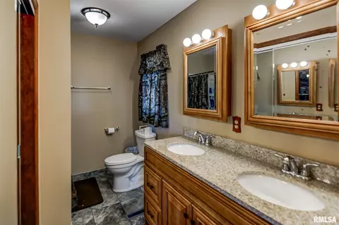 714 E Illinois St, Assumption, IL 62510 photo 16