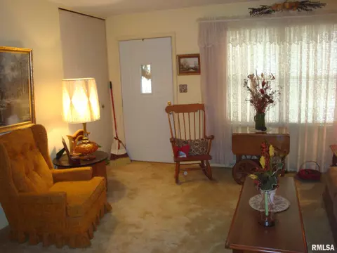 1611 Fairfield Dr, Springfield, IL 62702 photo 2
