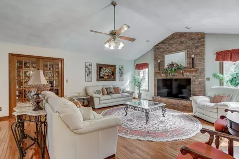 3828 W Bluffs Rd, Springfield, IL 62707 photo 4