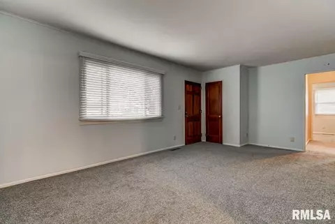 1652 N 21st St, Springfield, IL 62702 photo 2