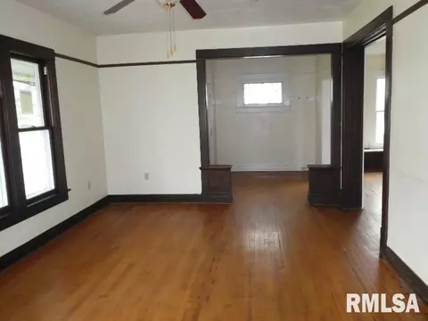 211 E Maple St, Gillespie, IL 62033 photo 3