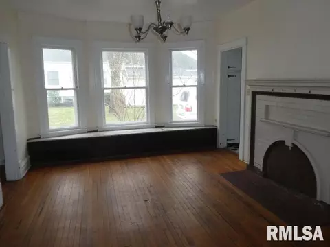 211 E Maple St, Gillespie, IL 62033 photo 7
