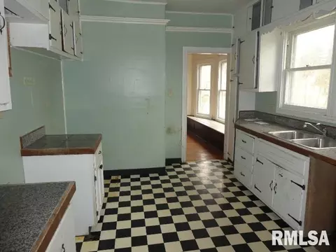 211 E Maple St, Gillespie, IL 62033 photo 9