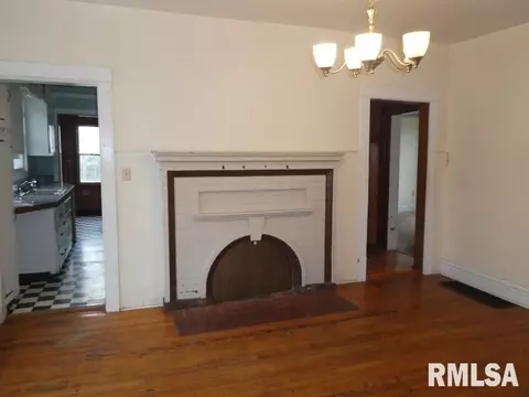 211 E Maple St, Gillespie, IL 62033 photo 8