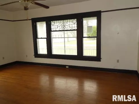 211 E Maple St, Gillespie, IL 62033 photo 5