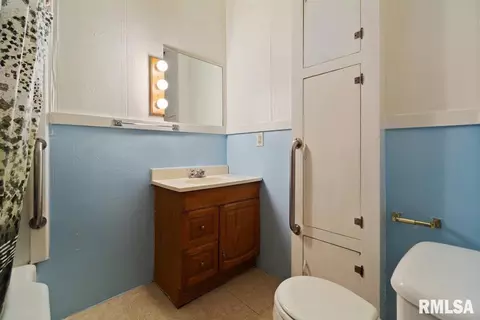 1042 N 1st St, Springfield, IL 62702 photo 9