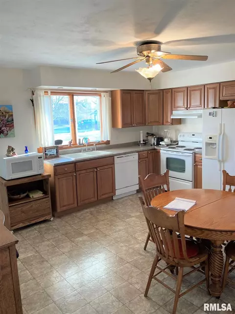 320 E Jefferson St, Winchester, IL 62694 photo 8