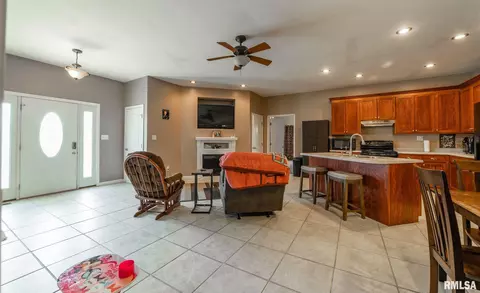 103 W Wayne St, Mount Pulaski, IL 62548 photo 3