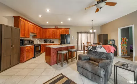 103 W Wayne St, Mount Pulaski, IL 62548 photo 5