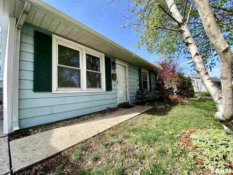 1501 Fairfield Dr, Springfield, IL 62702 photo 2