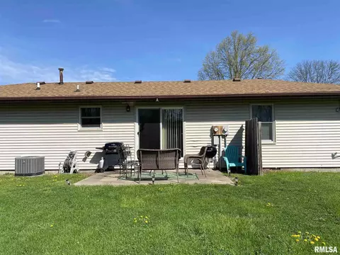 2432 Austin Dr, Springfield, IL 62704 photo 2