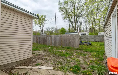 811 S Kickapoo St, Lincoln, IL 62656 photo 3