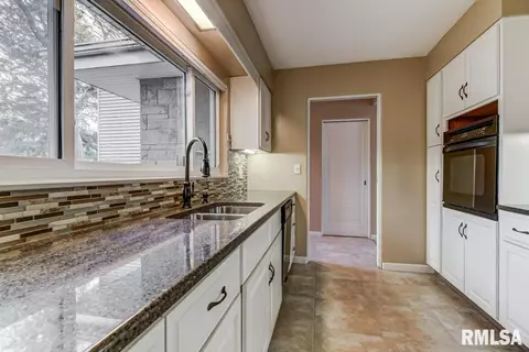 70 W Hazel Dell Ln, Springfield, IL 62703 photo 8