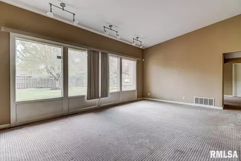 70 W Hazel Dell Ln, Springfield, IL 62703 photo 6