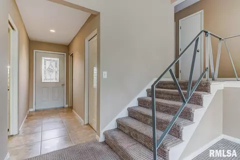 70 W Hazel Dell Ln, Springfield, IL 62703 photo 2
