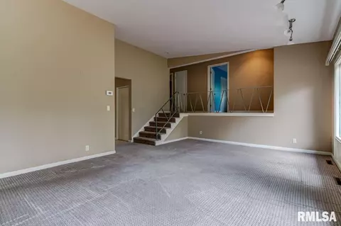 70 W Hazel Dell Ln, Springfield, IL 62703 photo 3