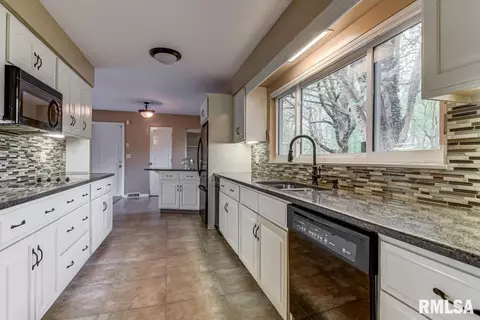 70 W Hazel Dell Ln, Springfield, IL 62703 photo 9